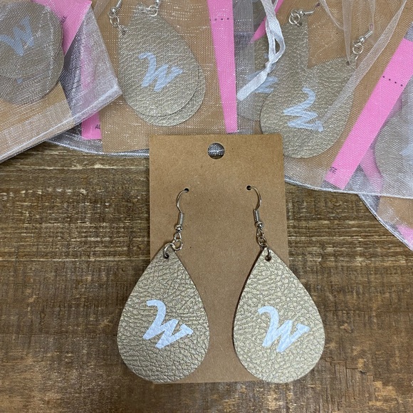 New! Lot of 8 Monogram W Leather Earrings - Picture 7 of 10